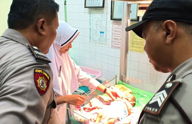 Bayi perempuan misterius ketika dilakukan perawatan di RSUD Pelem Pare Kediri . (Foto: Ist)