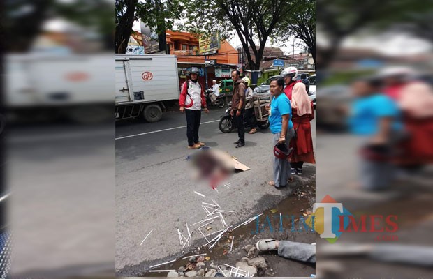 Maya Theresia korban kecelakaan yang meregang nyawa dilokasi kejadian, setelah sepeda motor yang ditumpanginya menyerempet truk gandeng, Kecamatan Singosari (Foto : Koramil Singosari for MalangTIMES)
