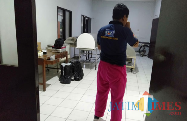 Petugas forensik selepas melakukan otopsi 0ada jasad Didik dan Suprihatin, Korban Pembunuhan tragedi Ngingas (foto : Joko Pramono/Jatimtimes)