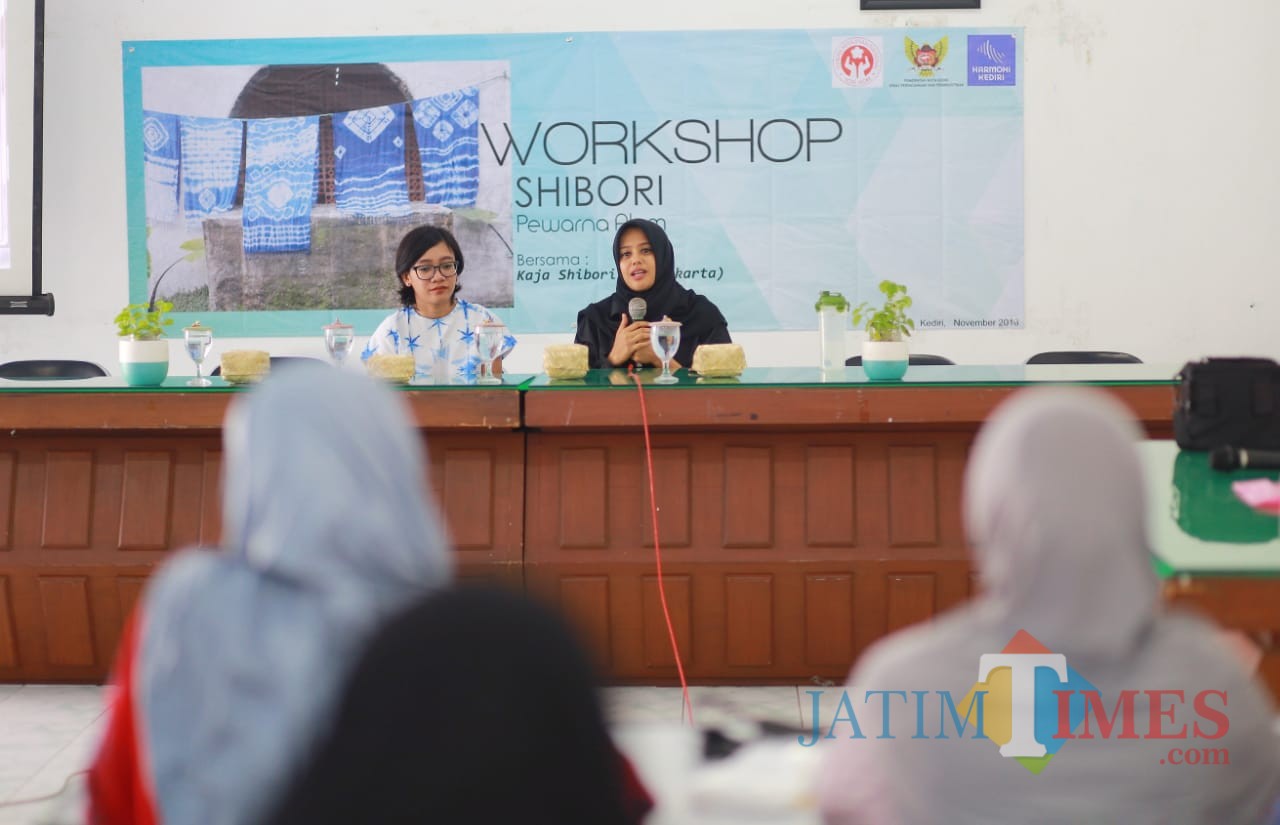 Ketua Dewan Kerajinan Daerah Ferry Silviana Abu Bakar (kanan) membuka workshop shibori. (ist)