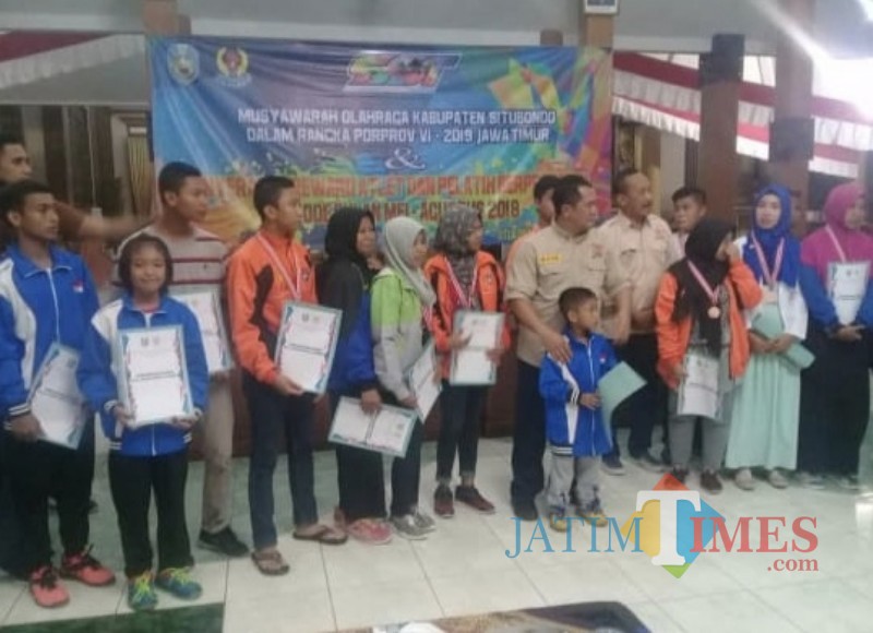 Para atlet berprestasi saat menerima penghargaan dari Bupati Situbondo (Foto Heru Hartanto / SitubondoTIMES)