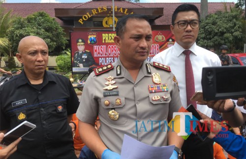 Kapolres Malang AKBP Yade Setiawan Ujung (tengah) saat diwawancarai wartawan. (Foto : Dokumen MalangTIMES)
