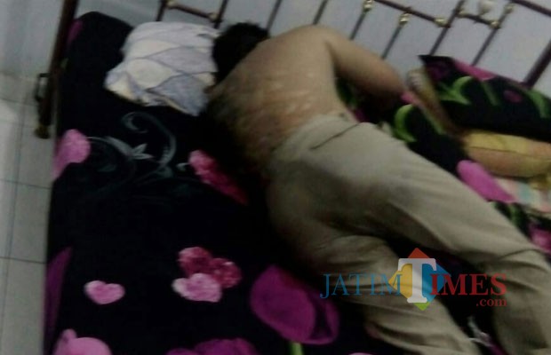 Didik disangka tidur biasa sebelum dinyatakan tewas dan dievakuasi / Foto : Istimewa / Tulungagung TIMES