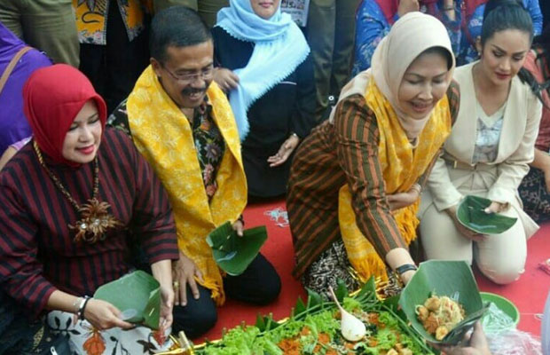 Dari kiri ke kanan: Wibi Punjul Santoso, Wawali Kota Batu Punjul Santoso, Wali Kota Batu Dewanti Rumpoko sedang memotong secara simbolis tumpeng sego empog. (Foto: diskominfo)