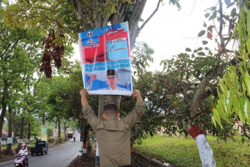 Tim Bawaslu saat mencopot APK di beberapa titik jalan di Kota Batu, Jumat (9/11/2018). (Foto: istimewa)