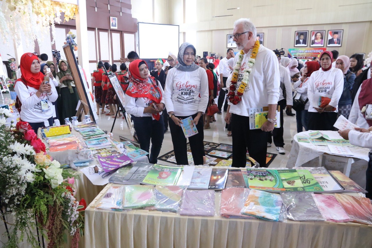 Wali Kota Batu Dewanti Rumoko saat melihat pojok baca di Graha Pancasila Balai Kota Among Tani. (Foto: istimewa)