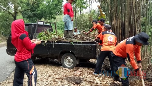 Warga Desa Sidodadi saat berupaya membersihkan sampah dan luberan lumpur serta material karena banjir, Kecamatan Lawang (Foto : Istimewa)