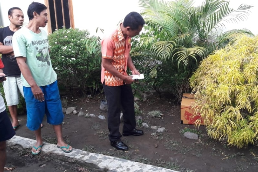Warga Sambirejo dan warga setempat ketika menemukan bayi yang dibuang di dalam Kardus. Foto: (Ist)
