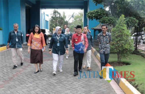 Wali Kota Malang Sutiaji (kopiah hitam) didampingi jajaran PDAM Kota Malang saat melakukan tinjauan lapangan. (Foto: Humas Pemkot Malang for MalangTIMES)