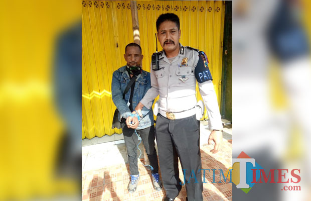 Sugeng Prayitno pelaku jambret ketika diamankan petugas kepolisian dari kerumunan massa setelah tertangkap mencuri tas milik warga, Kecamatan Pakisaji (Foto : Satlantas Polres Malang for MalangTIMES)