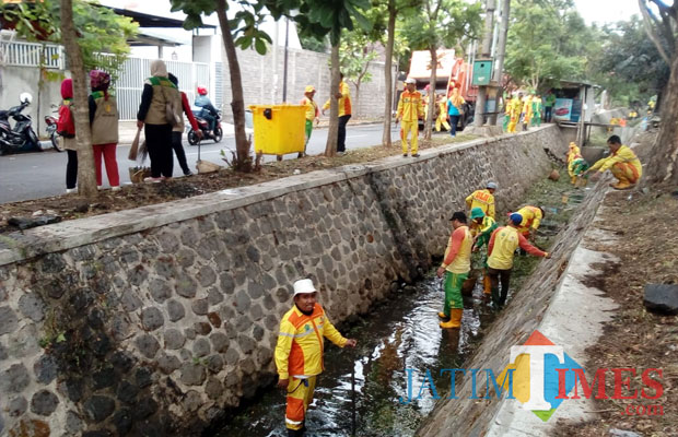 Petugas Dinas Lingkungan Hidup Kota Malang aktif lakukan program Jumat Bersih dengan membersihkan beberapa kawasan, termasuk sungai, gorong-gorong, dan jembatan untuk menciptakan Kota Malang yang cantik dan sehat (DLH for MalangTIMES).