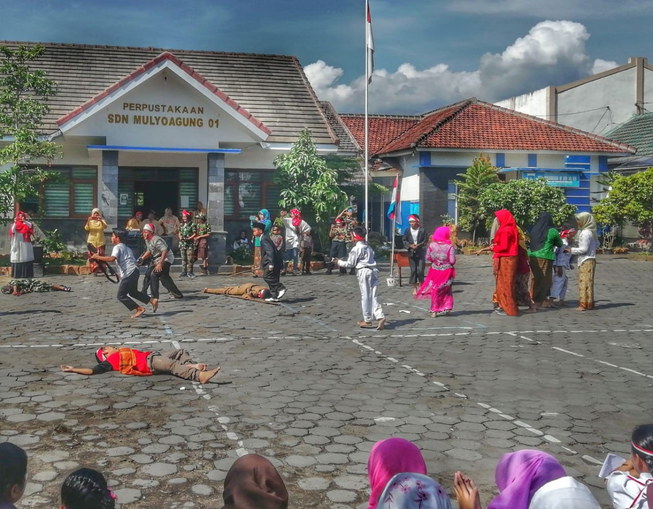 Heroik : Siswa SD N 1 Mulyoagung, Dau, Kabupaten Malang, menggelar aksi drama teatrikal memperingati hari pahlawan, Sabtu (10/11/2018)