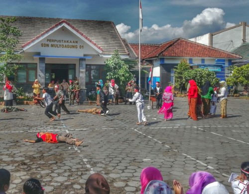 Heroik : Siswa SD N 1 Mulyoagung, Dau, Kabupaten Malang, menggelar aksi drama teatrikal memperingati hari pahlawan, Sabtu (10/11/2018)