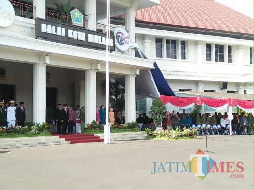 Kegiatan upacara bendera Hari Pahlawan di Balaikota Malang. (Foto: Nurlayla Ratri/MalangTIMES)