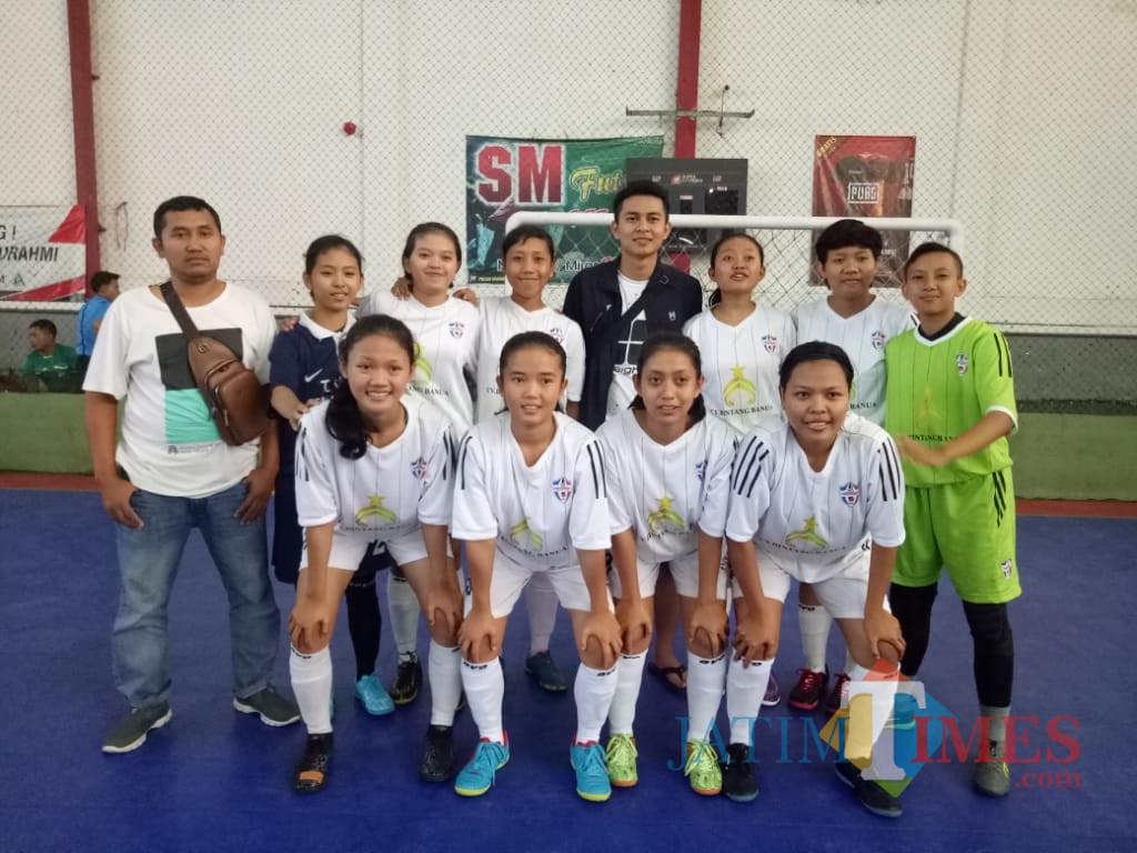 Pemain Mercusuar Trenggalek berfoto bersama pelatihnya (Hendra Saputra)