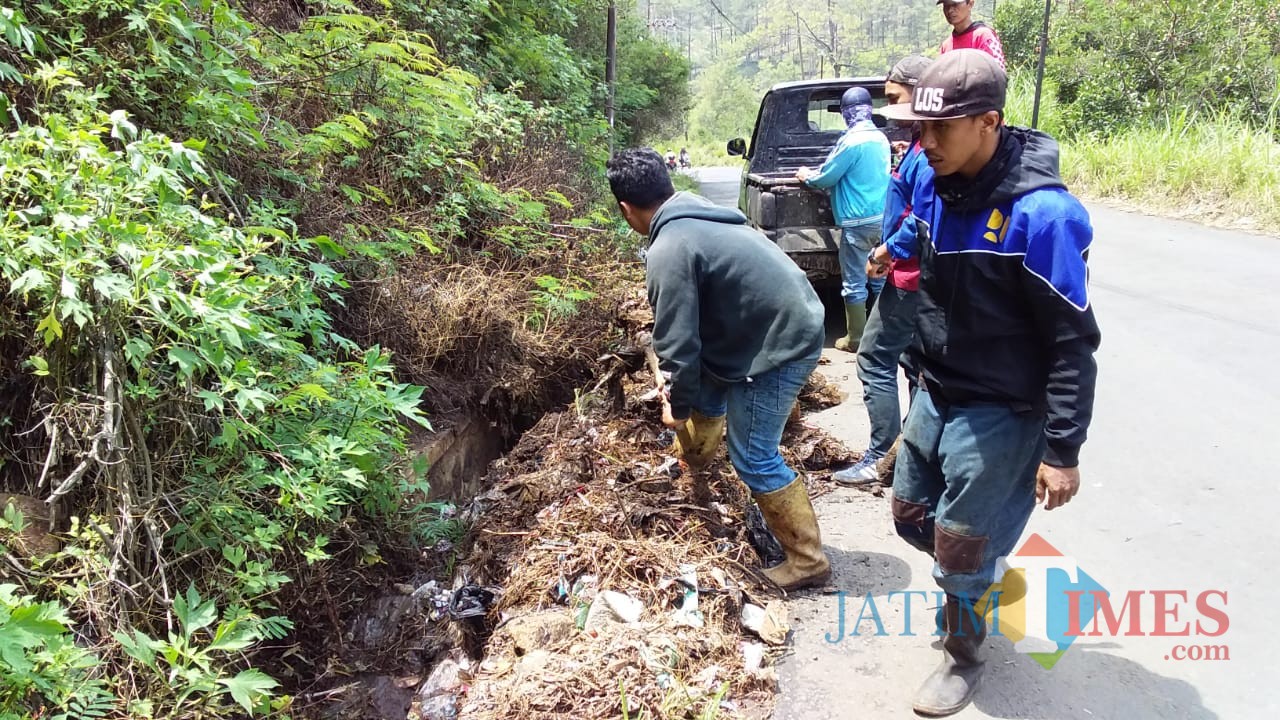 Petugas saat membersihkan drainase di area Klemuk Kelurahan Songgokerto Kecamatan Batu. (Foto: istimewa)
