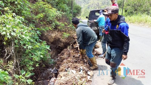 Petugas saat membersihkan drainase di area Klemuk Kelurahan Songgokerto Kecamatan Batu. (Foto: istimewa)
