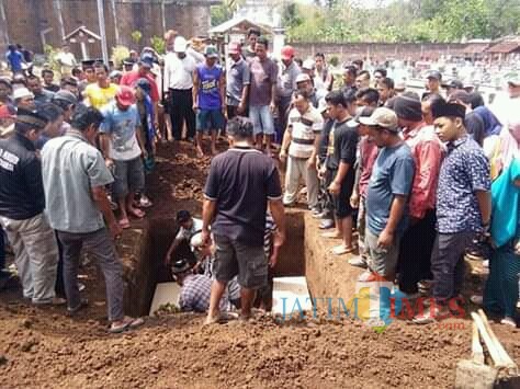 Ratusan warga mengantar dua jenazah dan dijadikan dalam satu Liang Lahat / Foto : Yohan Antoni / Tulungagung TIMES