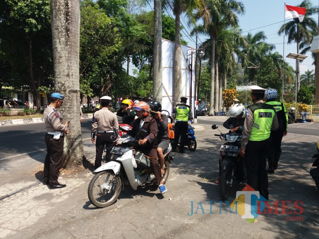 Razia kendaraan yang dilakukan Satlantas Polres Malang Kota sebagai salah satu upaya untuk mengurangi kecelakaan(Anggara Sudiongko/MalangTIMES)