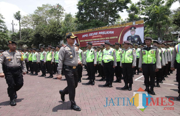 Kapolres Malang AKBP Yade Setiawan Ujung saat memimpin Apel Gelar Pasukan Pengamanan Pilkades, di lapangan Satya Haprabu Polres Malang, Kabupaten Malang (Foto : Humas Polres Malang for MalangTIMES)