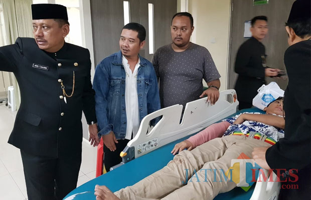 Sekdaprov Jatim, Dr. Ir. Heru Tjahjono, MM langsung menjenguk para korban di beberapa rumah sakit