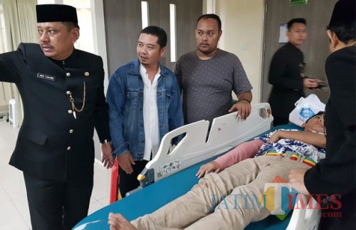 Sekdaprov Jatim, Dr. Ir. Heru Tjahjono, MM langsung menjenguk para korban di beberapa rumah sakit