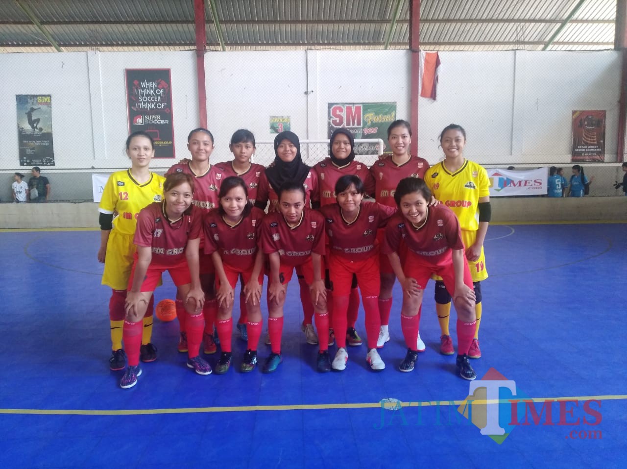 Tim futsal putri SM Angles berfoto sebelum pertandingan (Hendra Saputra)