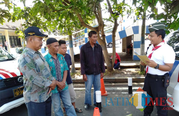Salah satu petugas Satlantas Polres Malang saat mengarahkan peserta ujian Surat Izin Mengemudi (SIM) dengan mengenakan atribut pakaian adat, guna memperingati hari pahlawan, Kabupaten Malang (Foto : Humas Polres Malang for MalangTIMES)