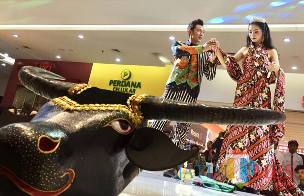 Batik tulis bantengan yang dipakai oleh model di Lippo Plaza Mall. (Foto: Irsya Richa/MalangTIMES)