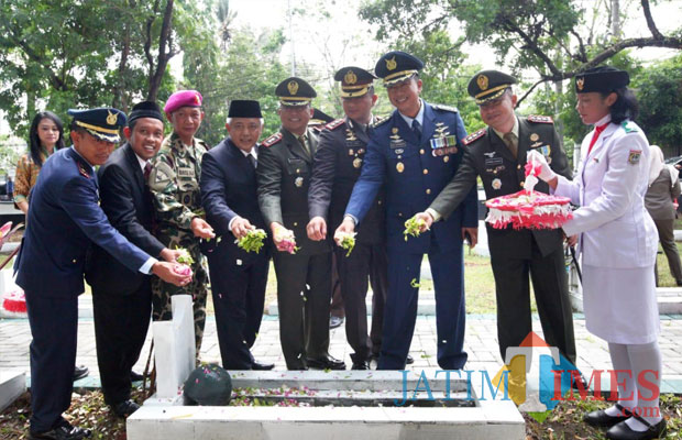 Wakil Bupati (Wabub) Malang, H Muhammad Sanusi (nomor empat dari kiri) saat memperingati serangkaian hari pahlawan dengan menabur bunga di makam pahlawan bersama tamu undangan, Kabupaten Malang (Foto : Humas Polres Malang for MalangTIMES)