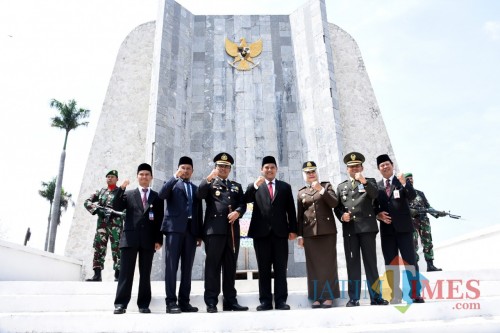 Wali Kota Kediri bersama Forkopimda usai melakukan tabur bunga di TMP. (ist)
