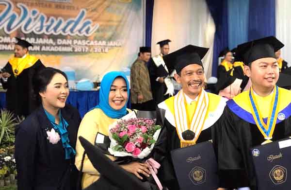 Dua dari kanan. Kadis PKPCK Kabupaten Malang Wahyu Hidayat beserta istri dan diapit dua duta sanitasi saat diwisuda di Unmer Malang (Ist)