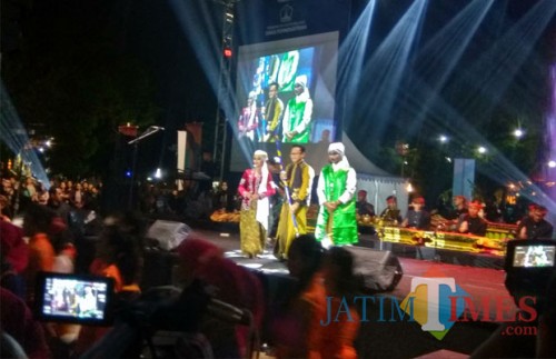 Wali Kota Malang, Drs Sutiaji saat berada di panggung Festival Mbois 3 (Hendra Saputra)