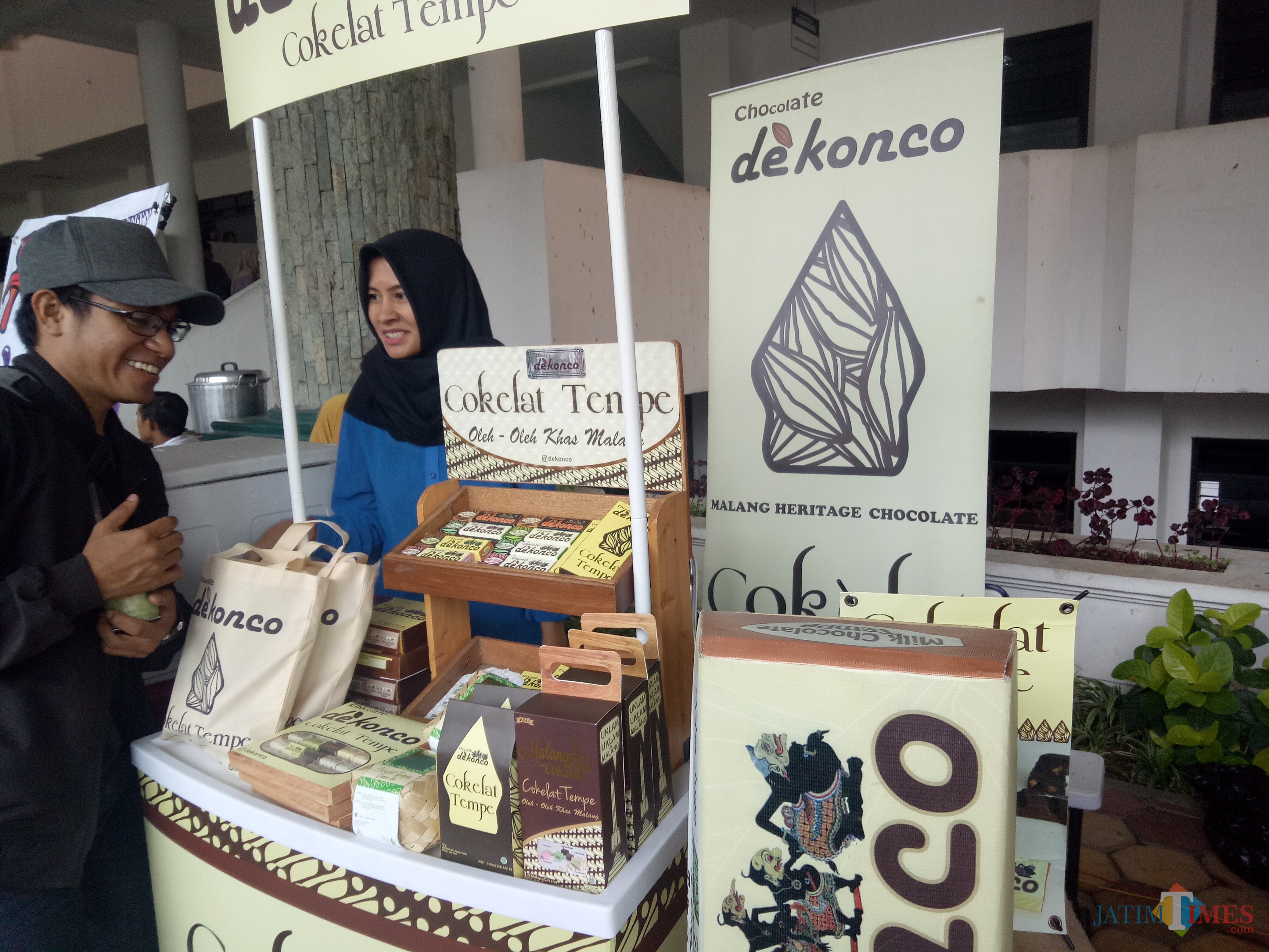 Salah satu produk yang dipamerkan di Bazaar Wisata Halal di UMM (foto: Imarotul Izzah/Malang Times)