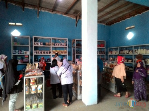 Outlet BUMDesa SMS yang terletak di Desa Sutojayan, Pakisaji, sebagai ruang pemasaran produk unggulan warga desa (Nana)