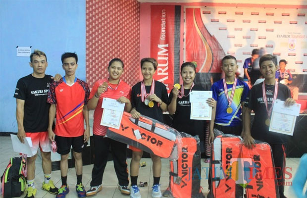 Bersama pelatih atlet PB. Mutiara Tangkas fose bersama (Foto Heru Hartanto / Situbondo TIMES)