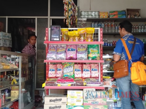 Petugas kepolisian Polres Malang, saat melakukan olah tempat kejadian perkara di toko milik Dullah. (Foto : Dokumen MalangTIMES)