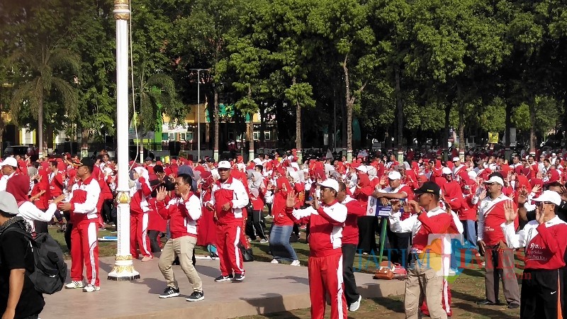 Tampak wabup Situbondo ikut Senam Tetet bersama keluarga besar Dinas Kesehatan Situbondo. (Foto Heru Hartanto / Situbondo TIMES)