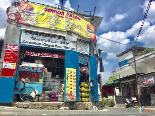 Salah satu toko klontong di Dusun Rejoso Desa Junrejo Kecamatan Junrejo. (Foto: Irsya Richa/MalangTIMES)
