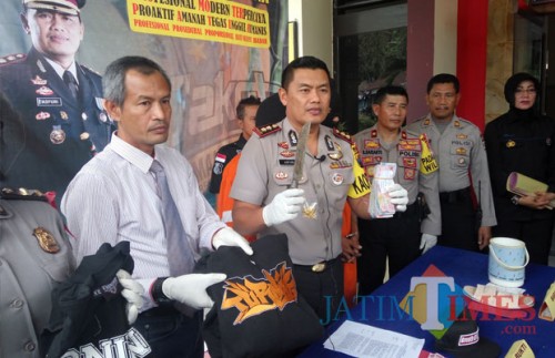 Petugas saat melakukan rilis kasus pencurian yang melibatkan satu keluarga. (Anggara Sudiongko/MalangTIMES)