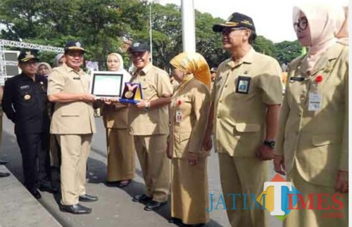 Kepala DPUPR kota malang, Ir Hadi Santoso ketika menerima penghargaan