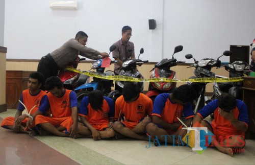 6 kendaraan bermotor beserta para pelaku curanmor saat giat pers rilis di Mapolres Jombang. (Foto : Adi Rosul / JombangTIMES)