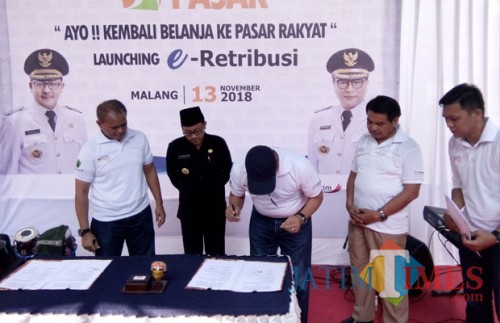 Launching e-retribusi di Pasar Besar Kota Malang yang dihadiri Wali Kota Malang Sutiaji (tengah), Selasa (23/11/2018). (Pipit Anggraeni/MalangTIMES).