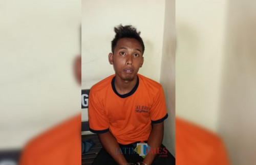 Joko Windi tersangka pembacokan saat diamankan jajaran kepolisian Polsek Gondanglegi, Kabupaten Malang (Foto : Polsek Gondanglegi for MalangTIMES)