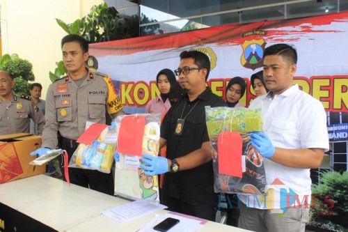 Wakapolres Kediri, Kompol I Made Dhanuardana ketika Pres Rilis kasus pembuangan bayi di Mapolres Kediri. (Foto: B. Setioko/JatimTIMES)
