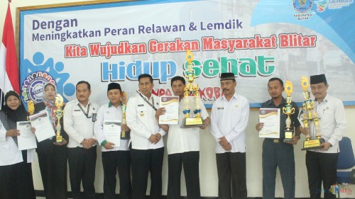 Pemberian penghargaan kepada relawan dan sekolah oleh kepala BNN Kab Blitar.(Foto : Aunur Rofiq/BlitarTIMES)