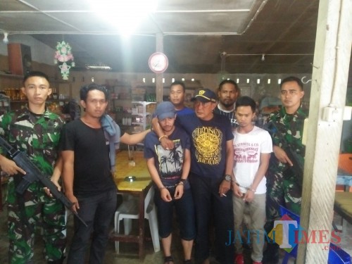 Satgas Pamtas Yonif 511/DY bersama kepolisian mengamankan pengedar sabu di perbatasa.