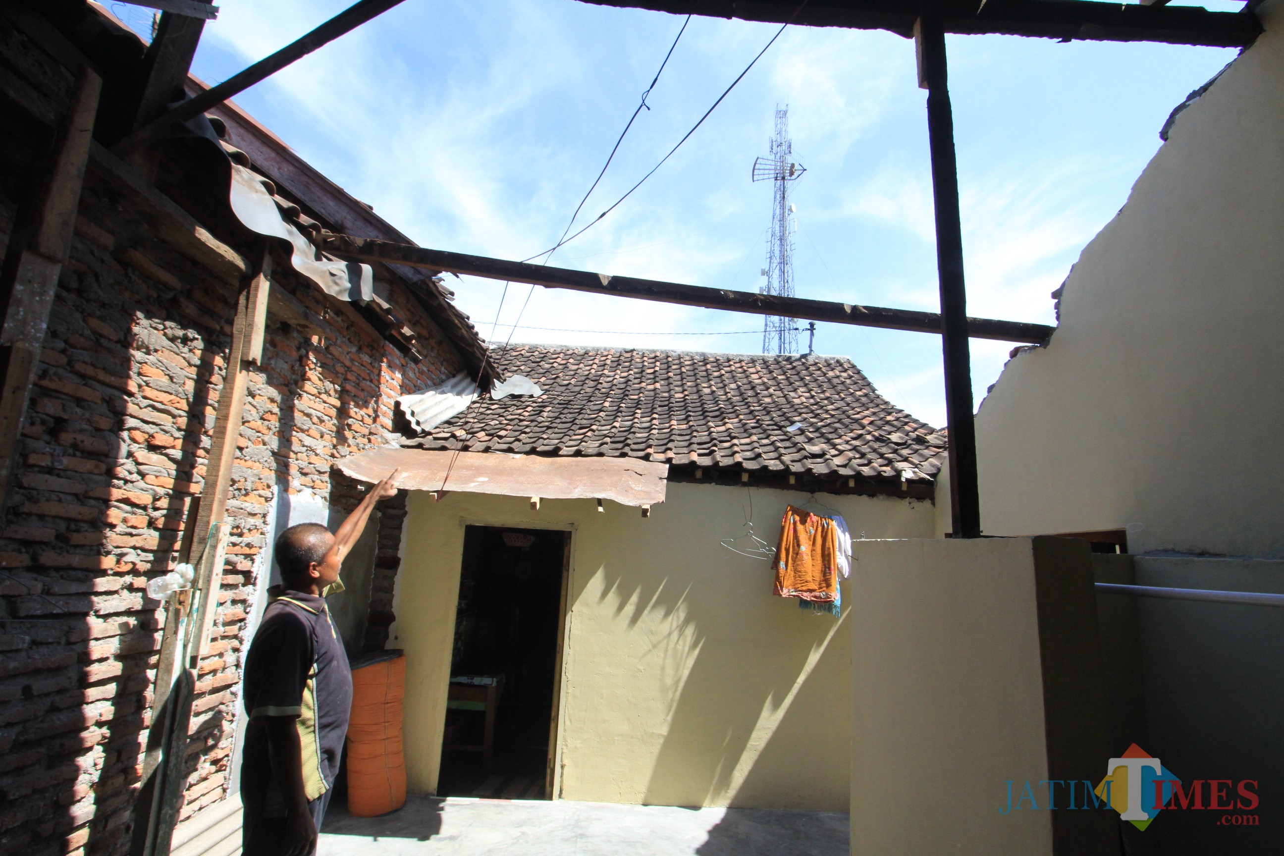 Seneri menunjuk rumah yang tidak ada atapnya karena ditinggal penggerapnya (Agus Salam/Jatim TIMES)