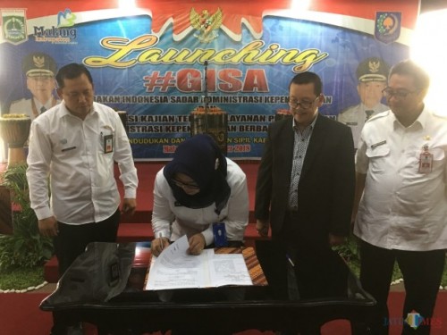 Kepala Dinas Kependudukan dan Catatan Sipil (Dispendukcapil) Kabupaten Malang Sri Meicharini saat menandatangani program Gerakan Indonesia Sadar Administrasi Kependudukan (GISA) di Pendapa Panji, Kabupaten Malang. (Foto : Ashaq Lupito / MalangTIMES)