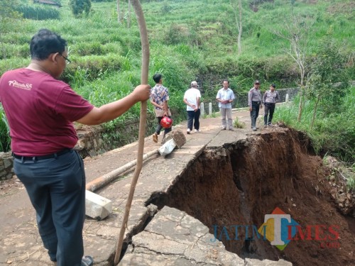 Petugas saat memeriksa lokasi longsor (istimewa)